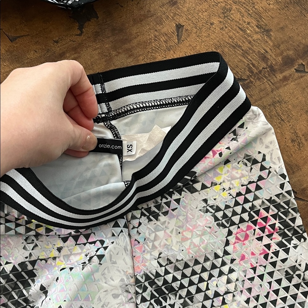 Patterned Leggings And Top Set - image 3